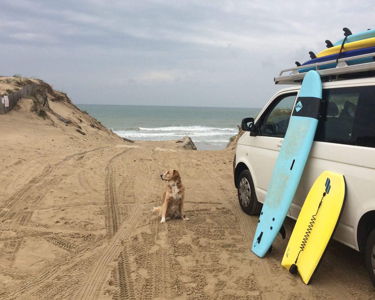 Camion de Ulmo Surf School plage a Soulac Bus itinérant Ulmo Surf School